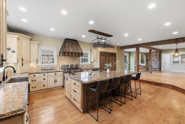 2237 Washington AVENUE, Cedarburg, WI 53012