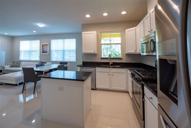 12410 NW 33rd St, Sunrise, FL 33323