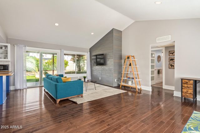 1118 E WICKIEUP Lane, Phoenix, AZ 85024