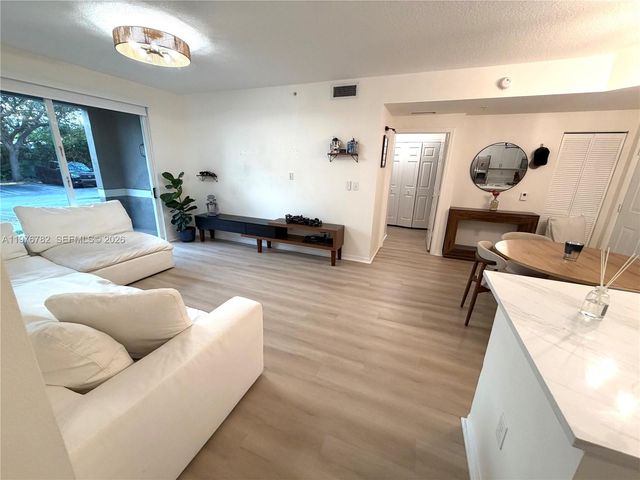 6851 SW 44th St 107, Miami, FL 33155