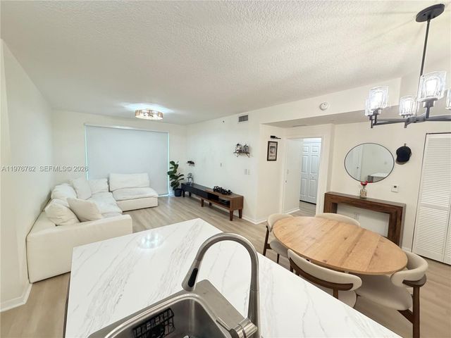 6851 SW 44th St 107, Miami, FL 33155