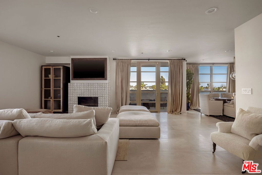 870 Haverford Avenue 303, Pacific Palisades, CA 90272 — photo 2
