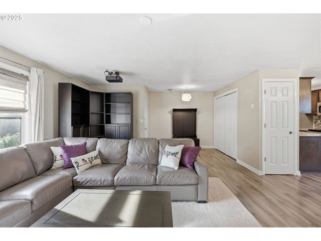 7920 Sw Fanno Creek Dr 1, Tigard, OR 97224