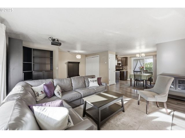 7920 Sw Fanno Creek Dr 1, Tigard, OR 97224