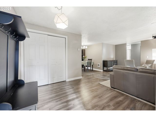 7920 Sw Fanno Creek Dr 1, Tigard, OR 97224