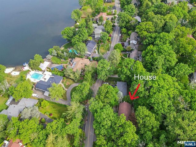 297 E Pines Lake Drive, Wayne, NJ 07470