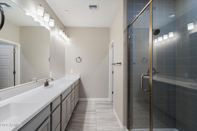 1823 E CHELSEA Lane 106, Gilbert, AZ 85295