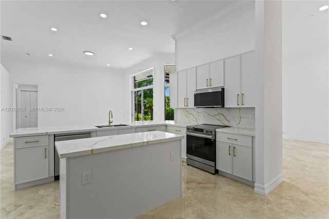 11021 Redhawk St, Plantation, FL 33324