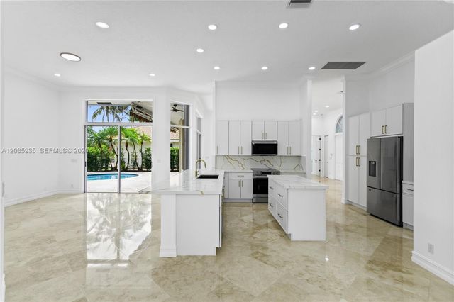 11021 Redhawk St, Plantation, FL 33324