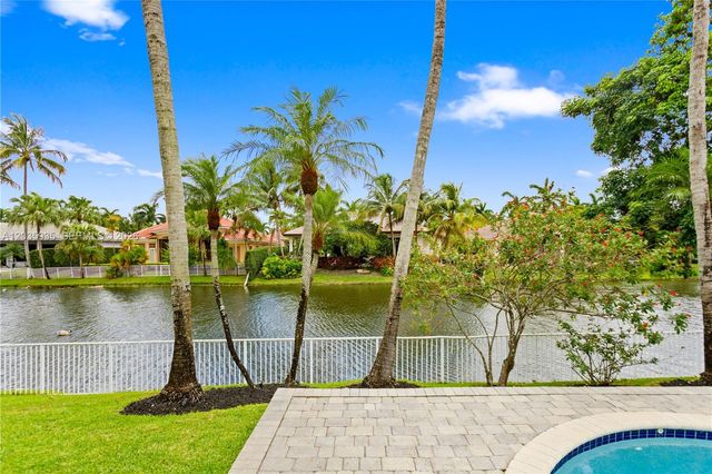 11021 Redhawk St, Plantation, FL 33324