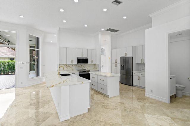 11021 Redhawk St, Plantation, FL 33324