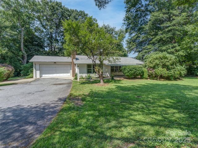 165 Crestview Drive, Hendersonville, NC 28791