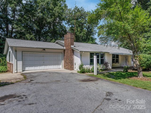 165 Crestview Drive, Hendersonville, NC 28791