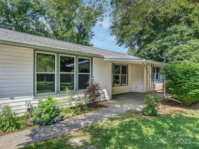 165 Crestview Drive, Hendersonville, NC 28791