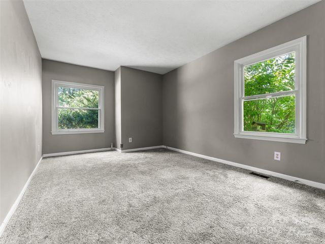 165 Crestview Drive, Hendersonville, NC 28791