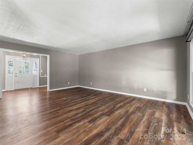 165 Crestview Drive, Hendersonville, NC 28791