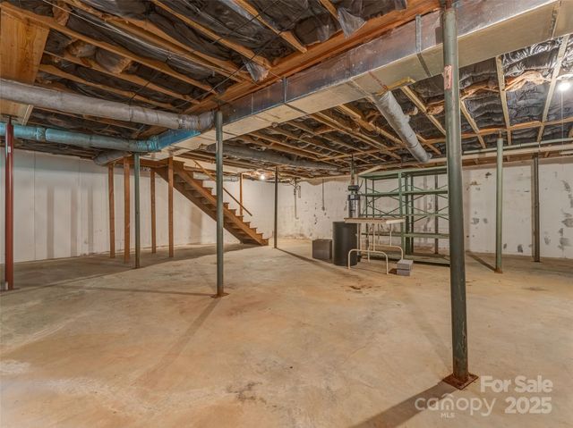165 Crestview Drive, Hendersonville, NC 28791