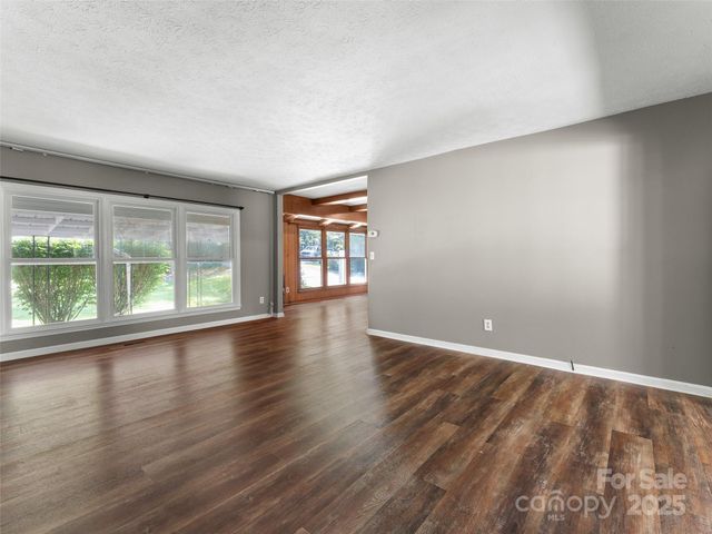 165 Crestview Drive, Hendersonville, NC 28791