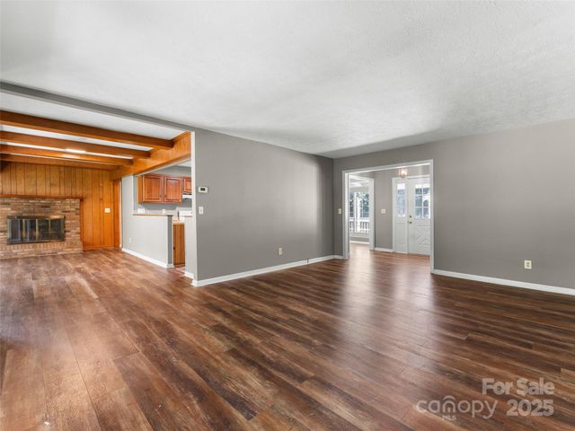 165 Crestview Drive, Hendersonville, NC 28791