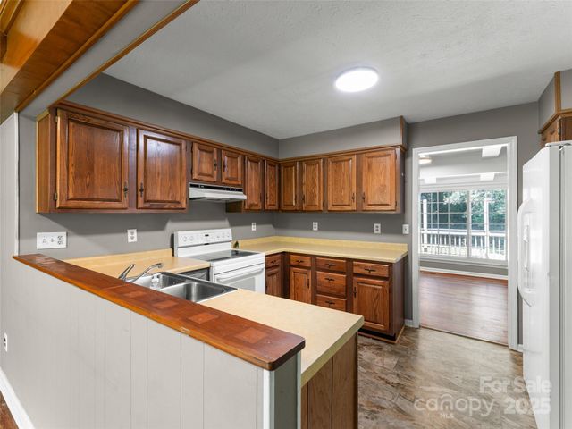165 Crestview Drive, Hendersonville, NC 28791