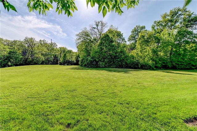1018 N Old Mill Road, Independence, MO 64056