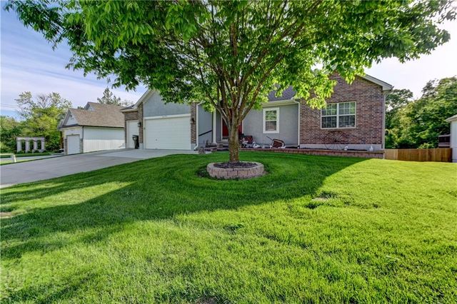 1018 N Old Mill Road, Independence, MO 64056