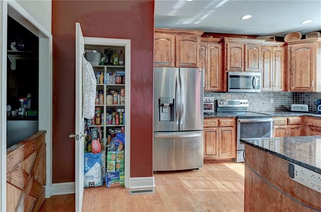 1018 N Old Mill Road, Independence, MO 64056