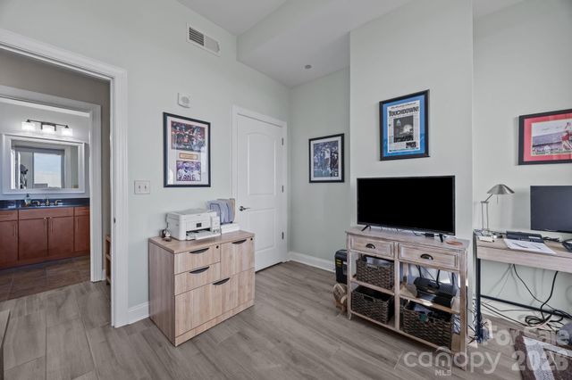 701 Royal Court 1009, Charlotte, NC 28202