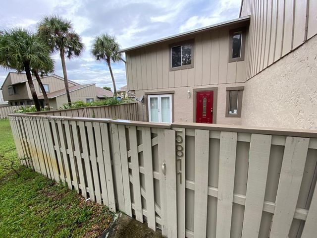 5811 NW 21st St 20-B, Lauderhill, FL 33313