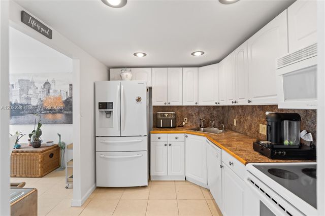3675 N Country Club Dr 2201, Aventura, FL 33180