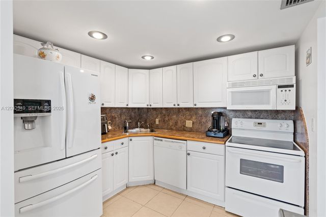 3675 N Country Club Dr 2201, Aventura, FL 33180
