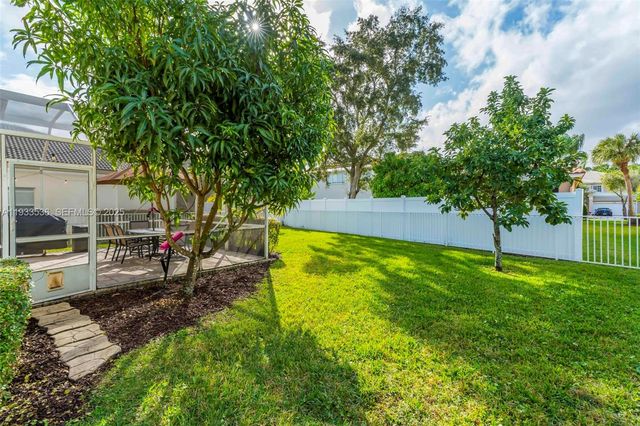 1996 NW 170th Ter, Pembroke Pines, FL 33028