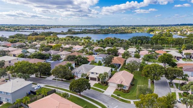 1996 NW 170th Ter, Pembroke Pines, FL 33028