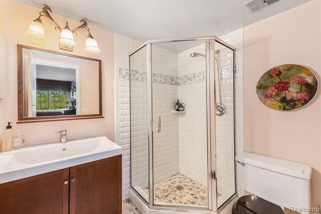 3835 Lone Pine 300, West Bloomfield, MI 48324