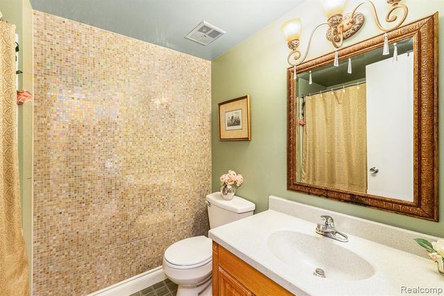 3835 Lone Pine 300, West Bloomfield, MI 48324