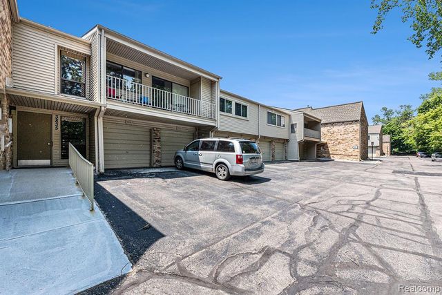 3835 Lone Pine 300, West Bloomfield, MI 48324