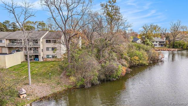 3835 Lone Pine 300, West Bloomfield, MI 48324