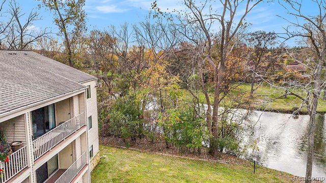 3835 Lone Pine 300, West Bloomfield, MI 48324