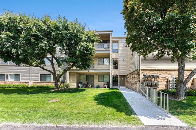 3835 Lone Pine 300, West Bloomfield, MI 48324