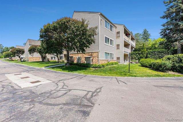 3835 Lone Pine 300, West Bloomfield, MI 48324