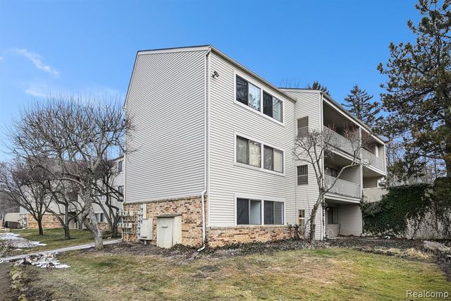 3835 Lone Pine 300, West Bloomfield, MI 48324