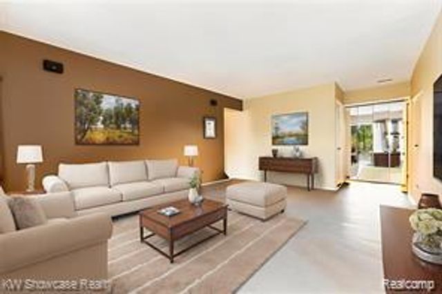 3835 Lone Pine 300, West Bloomfield, MI 48324