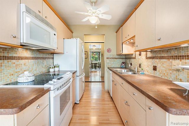 3835 Lone Pine 300, West Bloomfield, MI 48324