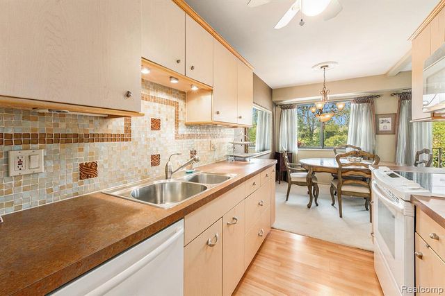 3835 Lone Pine 300, West Bloomfield, MI 48324