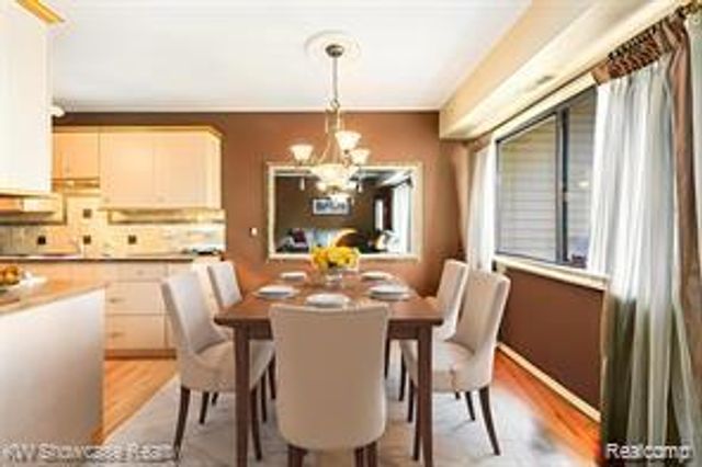 3835 Lone Pine 300, West Bloomfield, MI 48324