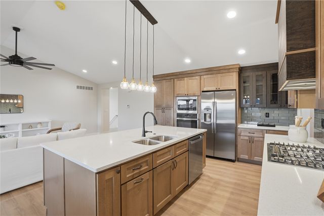 604 Rock Ridge Rd, Tiffin, IA 52340