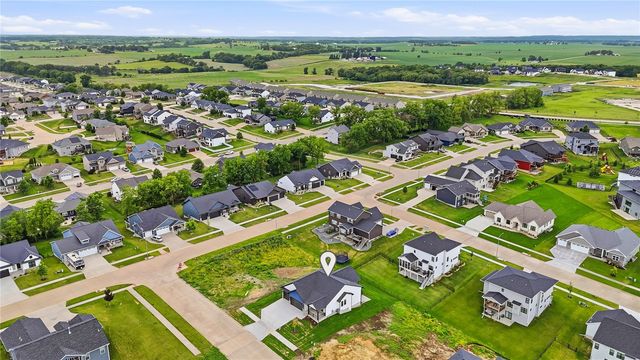 604 Rock Ridge Rd, Tiffin, IA 52340