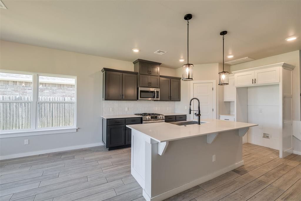 Image 18 of property listing at 409 Carlow Way, Yukon, OK 73099