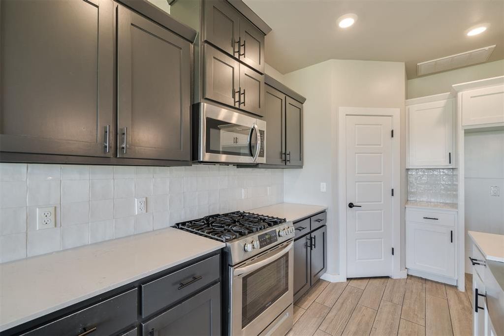 Image 20 of property listing at 409 Carlow Way, Yukon, OK 73099