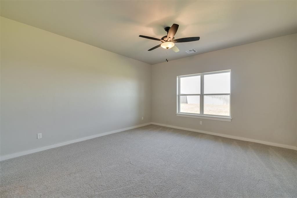 Image 28 of property listing at 409 Carlow Way, Yukon, OK 73099